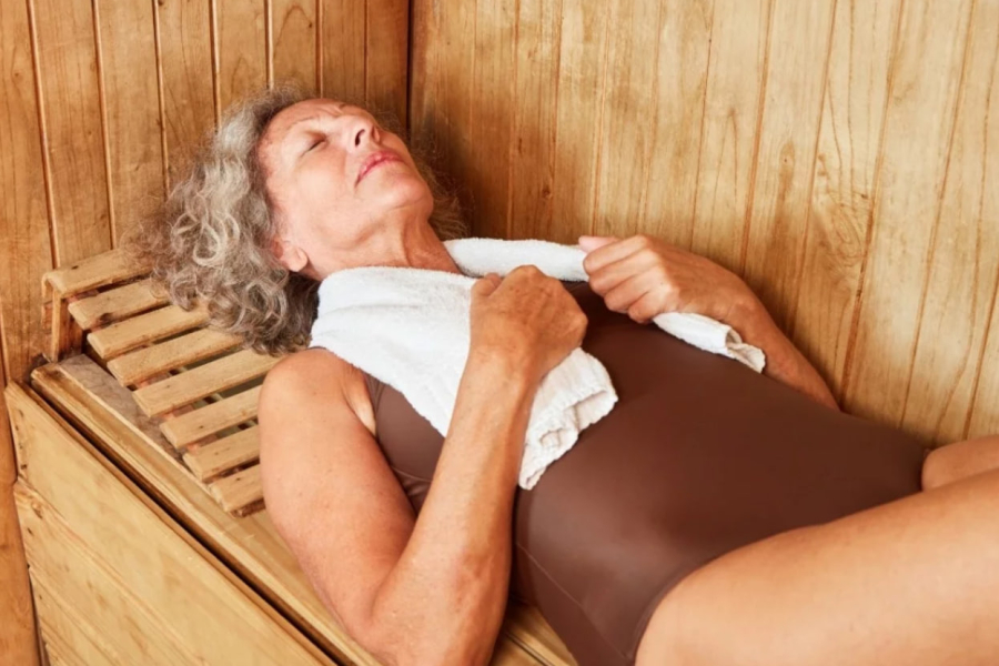 Баня и пожилой человек