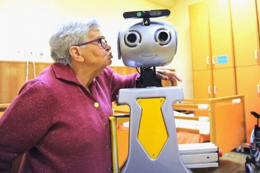 Роботы-компаньоны, умные дома и голосовые помощники: технологии для пожилых